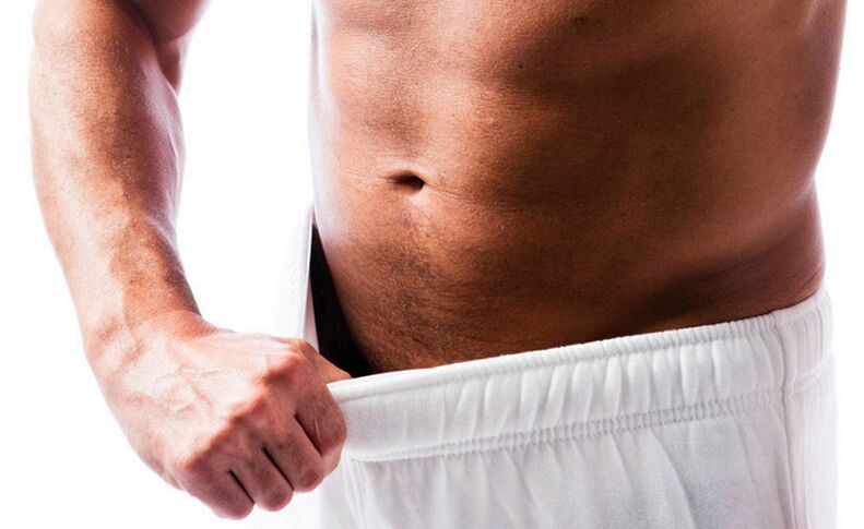 O homem puxa a faixa elástica em shorts