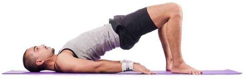 O homem realiza o exercício