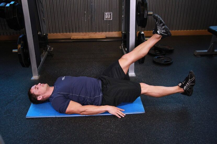 Um homem com prostatite realiza um exercício na academia