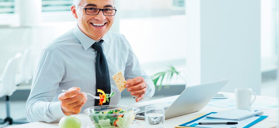 Um homem em uma dieta com prostatite