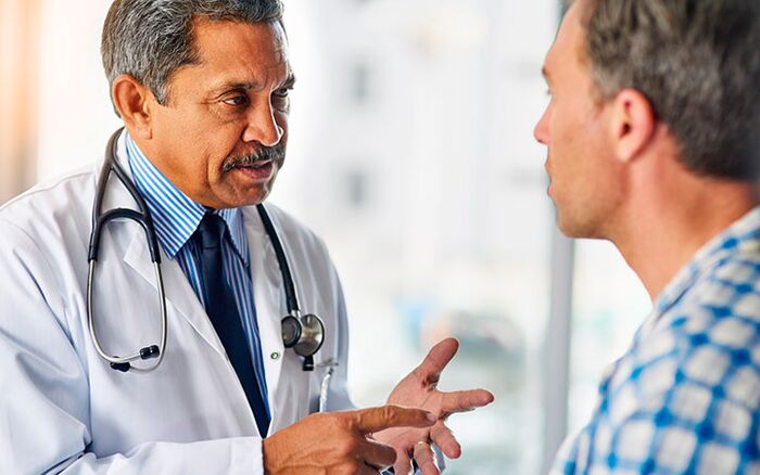 Um homem com prostatite em um urologista