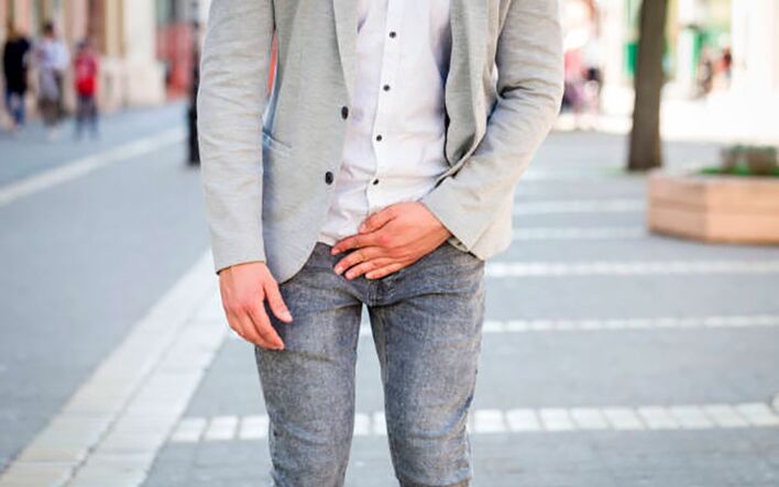 Um homem está preocupado com sintomas desagradáveis ​​de prostatite