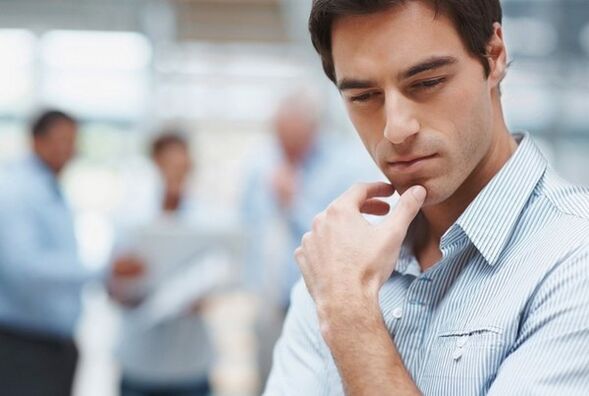 um homem está pensando em tratar a prostatite bacteriana